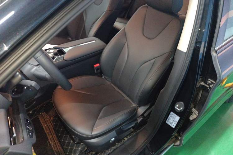 Used Hongqi E-QM5 2022 431 km Charge & Enjoy Edition
