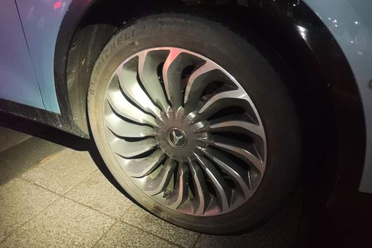 Used VOYAH FREE 2023 Four-Wheel Drive Extended-Range Model with Ultra-Long Range Right Front Wheel Hub