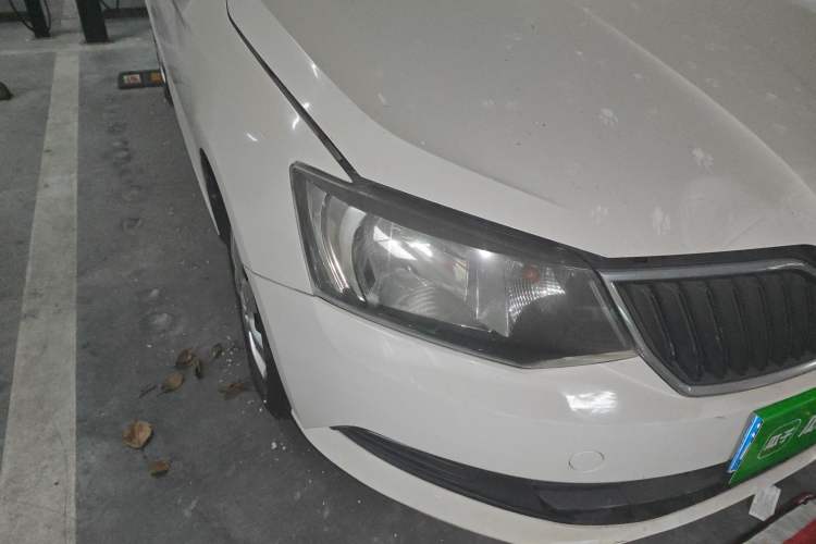 Used Skoda Fabia 2015 1.4L Manual Front-Wheel Drive Model Right Front Headlight