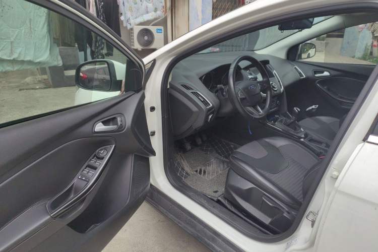 Used Ford Focus 2015 Sedan EcoBoost 125 Manual – Ultra-Style Edition Driver Seat