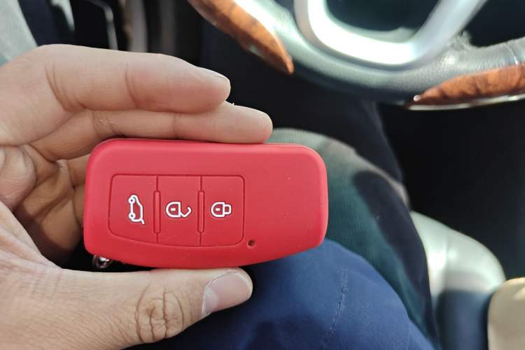 Used JMC Yusheng S350 2013 2.4T Automatic 2WD Diesel Luxury Edition 5 Seats Vehicle Key