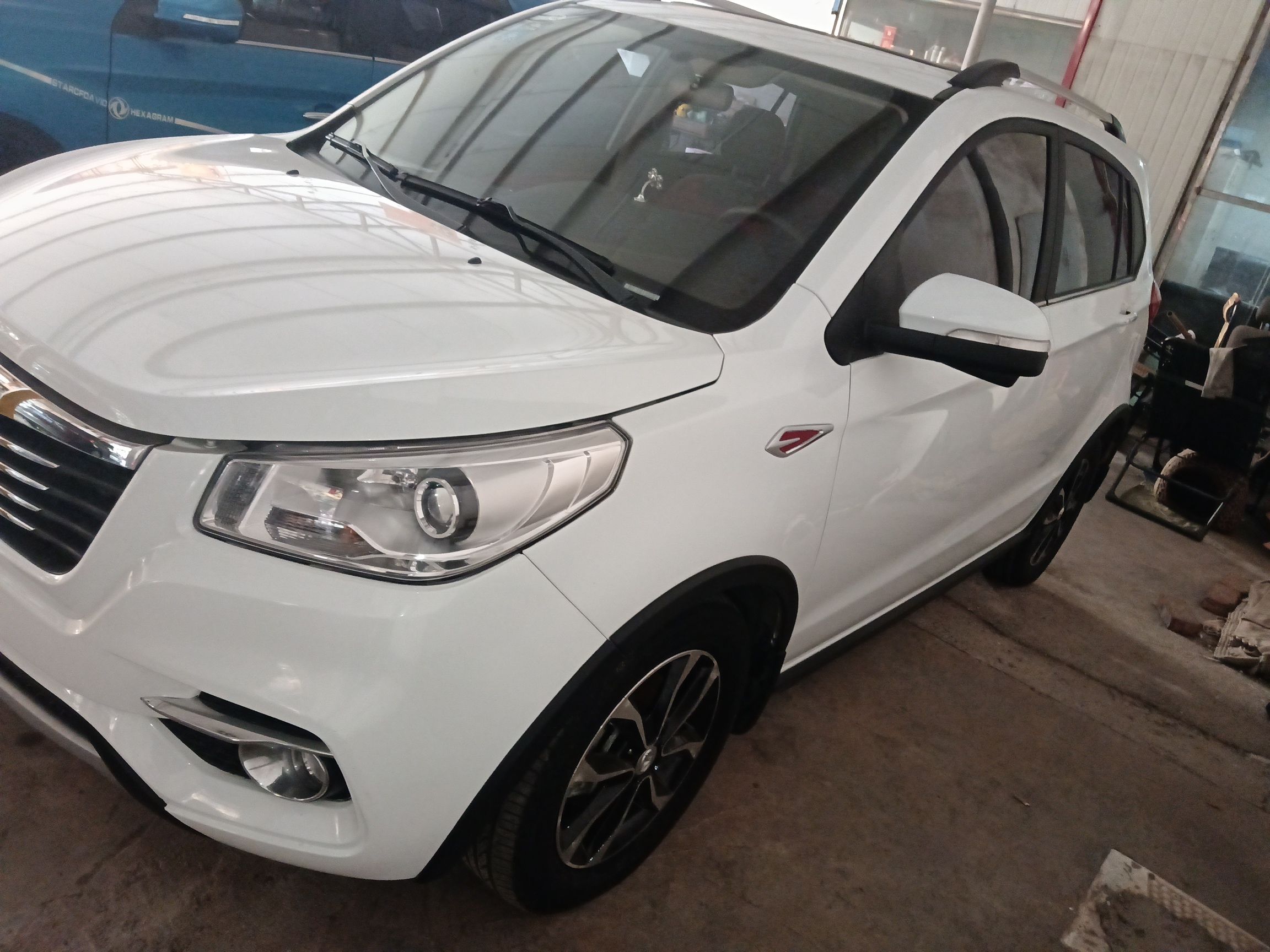 تحت مقدمة السيارة