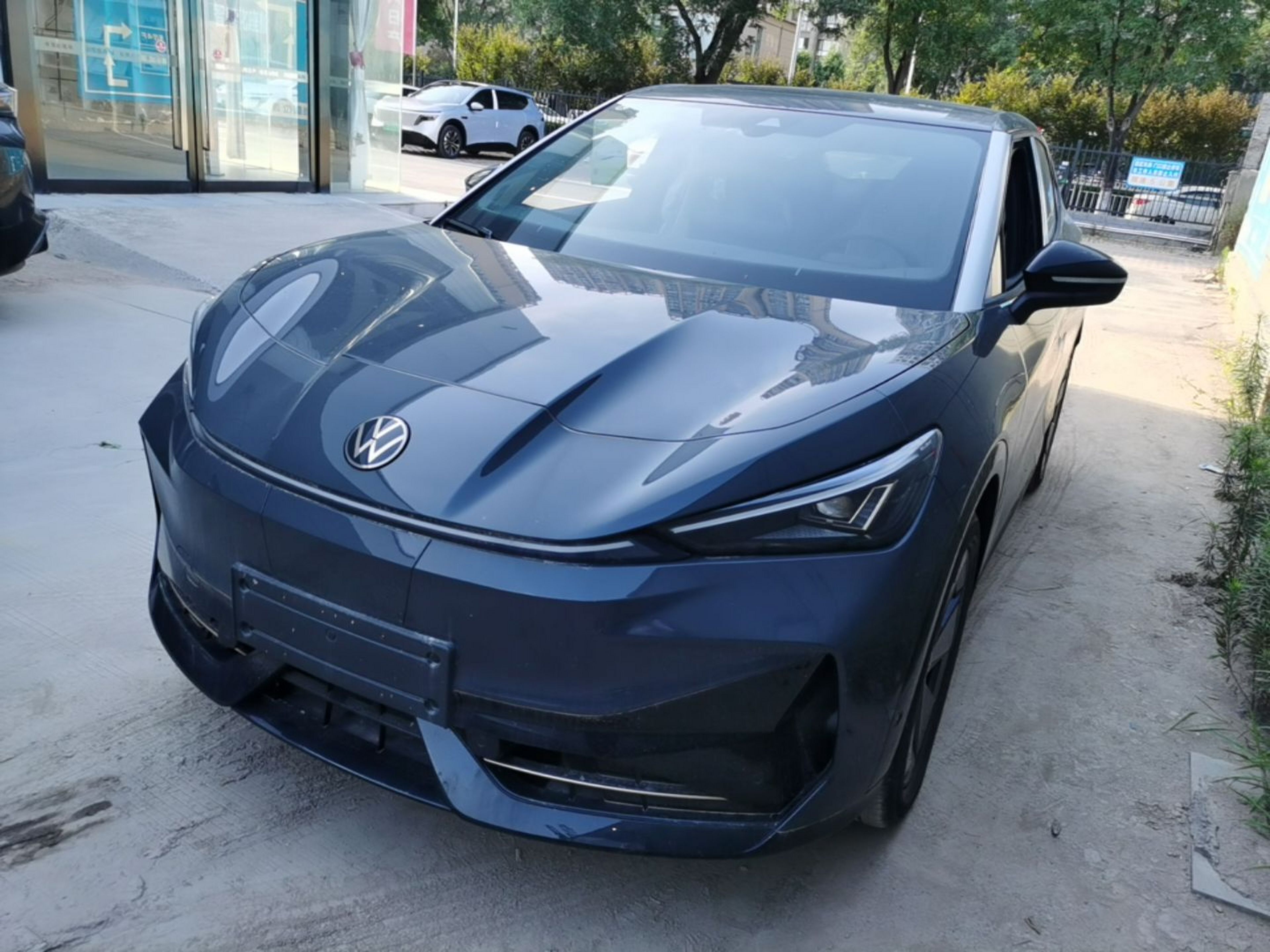Под передней частью автомобиля