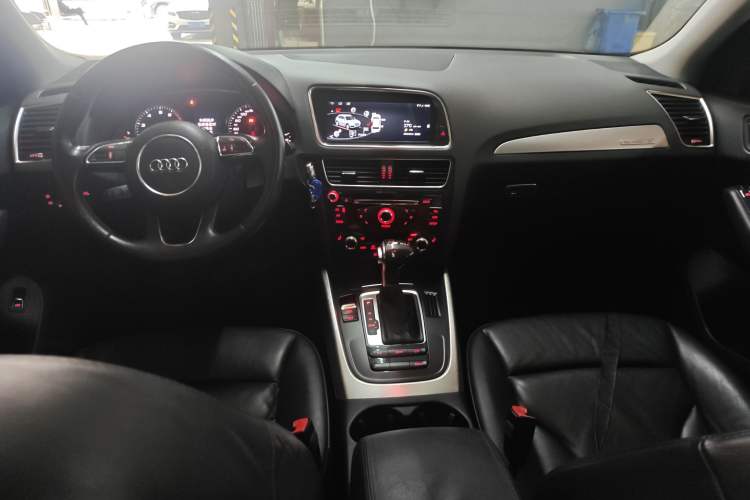 Used Audi Q5 2015 40 TFSI Technology Edition Center Console