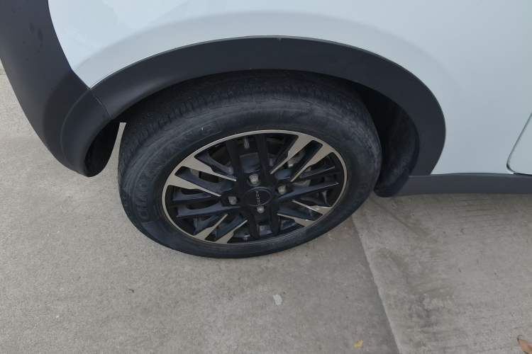 Used Chery QQ Little Ant 2022 Revised Version Sweet Pink Edition Half-Sugar Version Lithium Iron Phosphate 30.7 kWh 30 kW 301 km Right Rear Wheel Hub