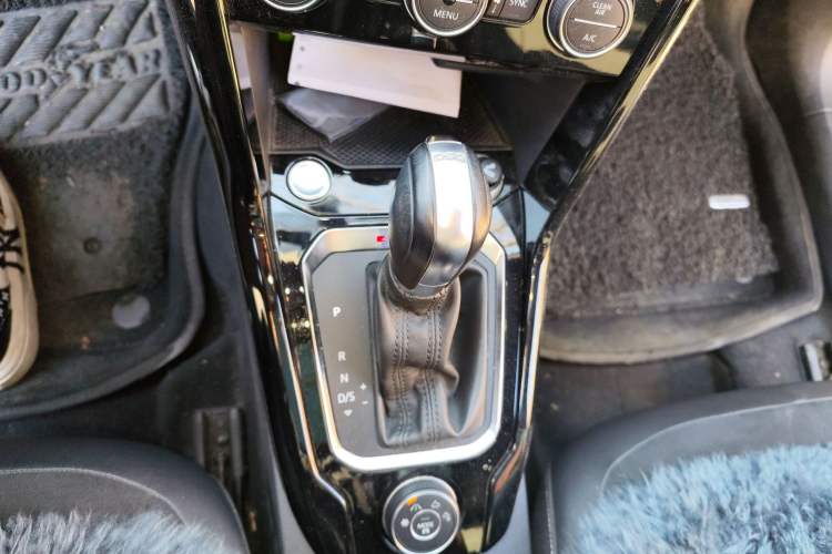 Used Volkswagen T-ROC 2018 280TSI DSG Four-Wheel Drive Luxury Version China V Emission Standard Gear Lever