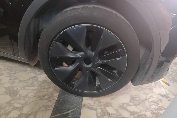 Used Tesla Model Y 2023 Rear-Wheel-Drive Version Right Front Wheel Hub