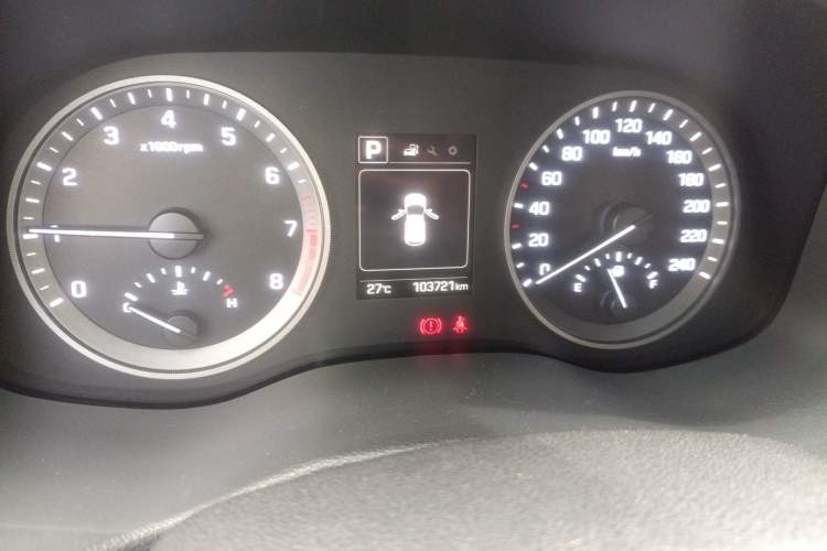 Used Hyundai Tucson 2015 1.6T Dual-Clutch Two-Wheel-Drive Smart Model Odometer Close Up