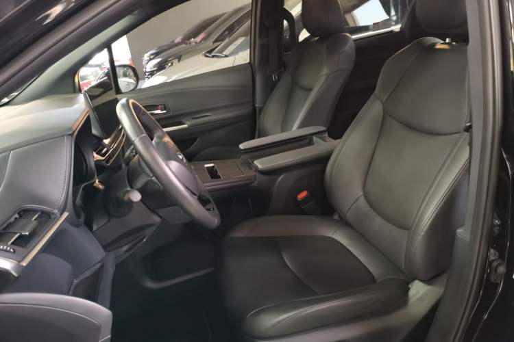 Used Toyota Granvia 2022 2.5L Hybrid Prestige Edition
