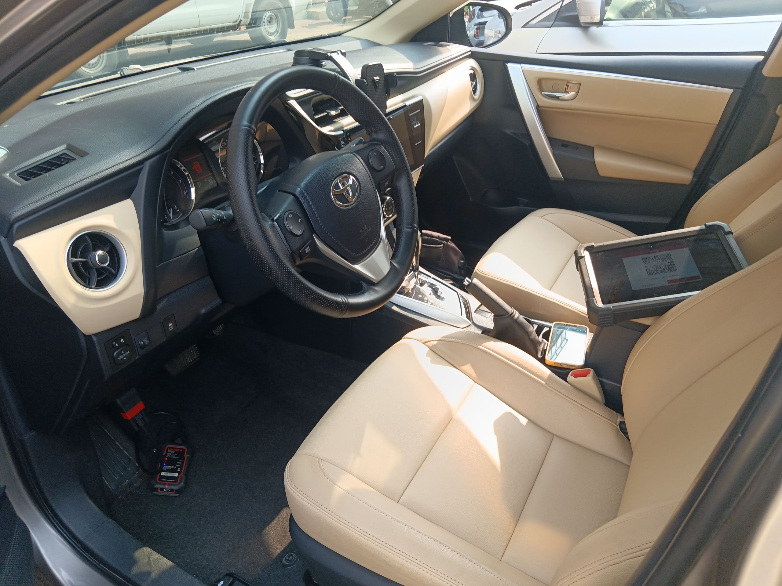 المقاعد الأمامية داخل السيارة