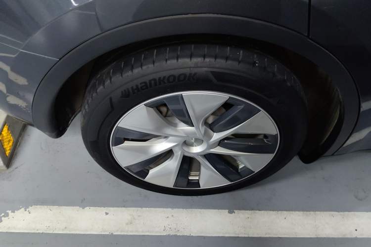 Used Tesla Model Y 2021 Long-Range All-Wheel-Drive Version Right Rear Wheel Hub