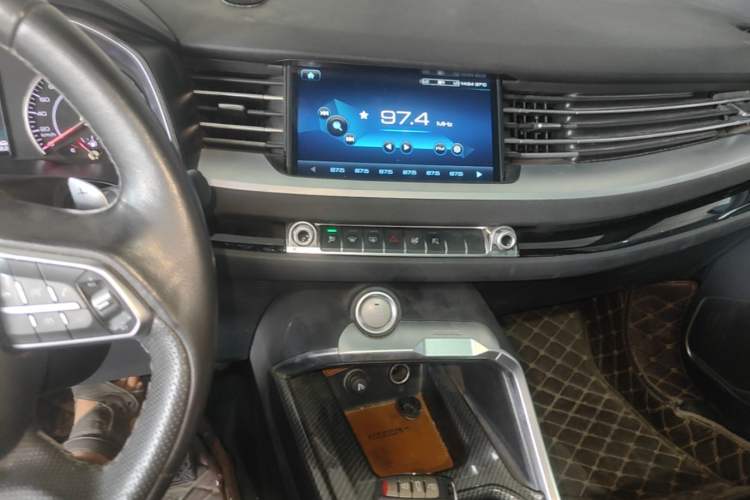 Used Haval H6 2017 Red Label 2.0T Automatic Two-Wheel Drive ZhiShang Model Audio And AC Panel