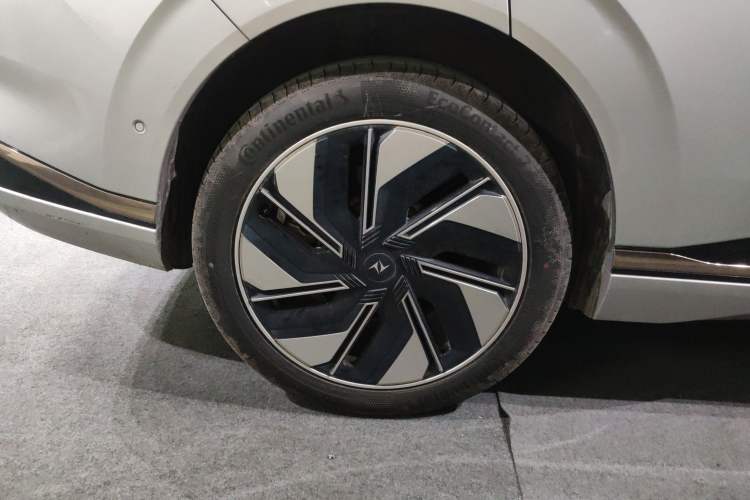 Used Dongfeng eπ eπ008 2024 210Max Range-Extended Version 6 Seats Right Rear Wheel Hub