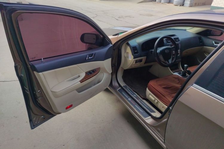 Used BYD G6 2011 2.0L Manual Luxury Version
