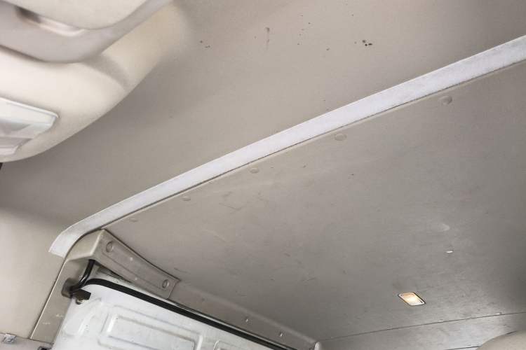 Used SAIC MAXUS Xintu V80 2019 2.5T Classic Model 6-Speed Manual Aotong Long Wheelbase Mid-Height 7-Seater