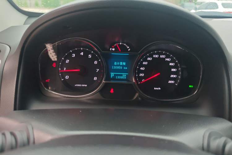 Used Chevrolet Captiva 2017 2.4L Two-Wheel Drive Luxury Edition 7 Seats Odometer Close Up