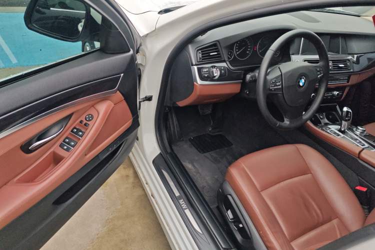 Used BMW 5 Series 2014 520Li Elegant Model
