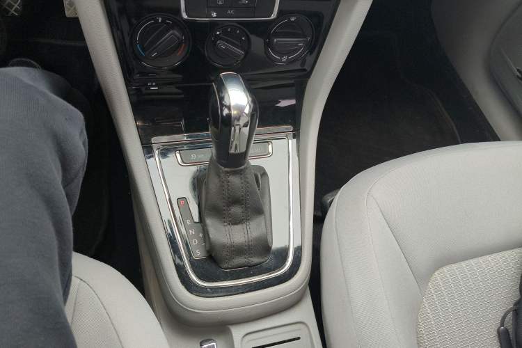 Used Volkswagen Bora 2015 Qihui Edition 1.6L Automatic Fashion Model Gear Lever