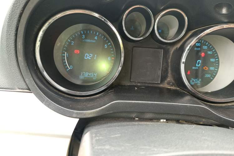 Used CHANGAN KAICHENG Ruixing M90 2018 2.0L Value-Added CNG Flat-Roof Hatchback with 6 Seats Model 4G94S Odometer Close Up