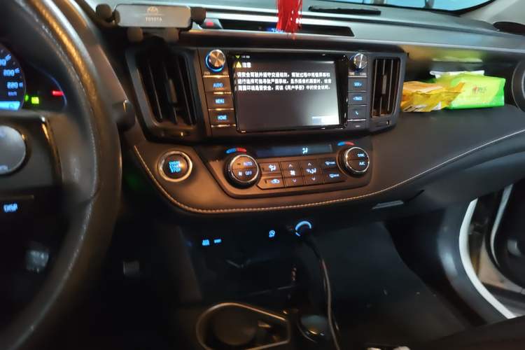 Used Toyota RAV4 2016 2.0L CVT Two-Wheel Drive Fashion Edition China V Standard Audio And AC Panel