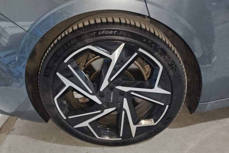 Used Lynk & Co Z10 2025 95 kWh 702 km All-Wheel Drive Intelligent Driving Ultra