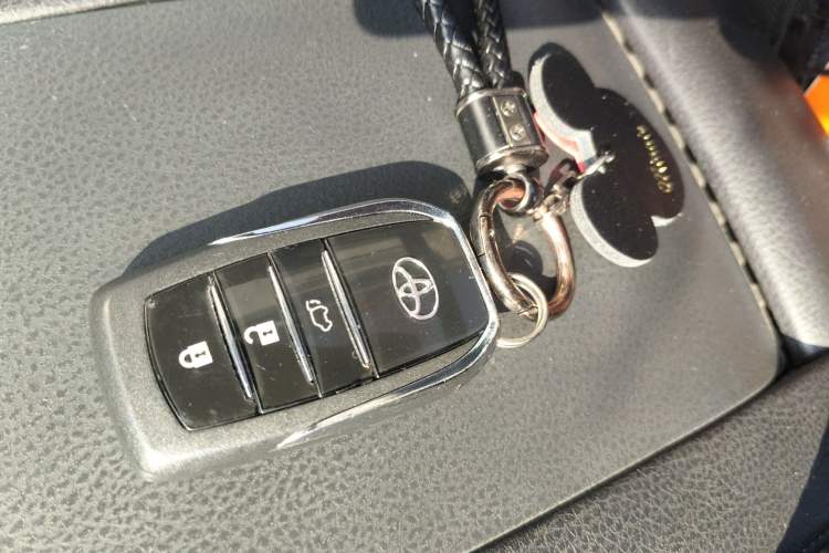 Used Toyota Highlander 2018 2.0T Two-Wheel Drive Prestige Version 7 Seats China V Emission Standard