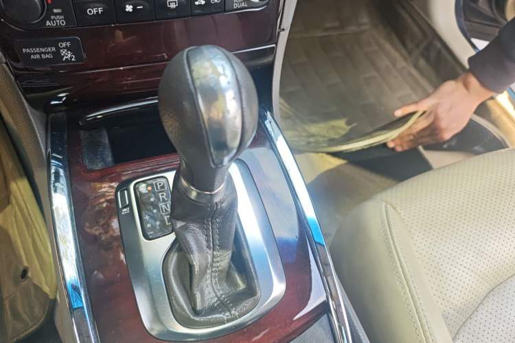 Used Infiniti G Series 2010 G25 Sedan Luxury Sport Edition Gear Lever