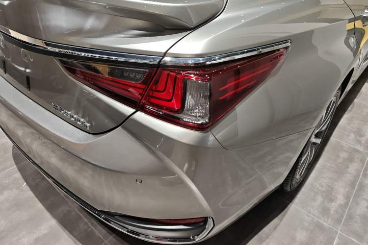 Used Lexus ES 2020 300h Premier Edition