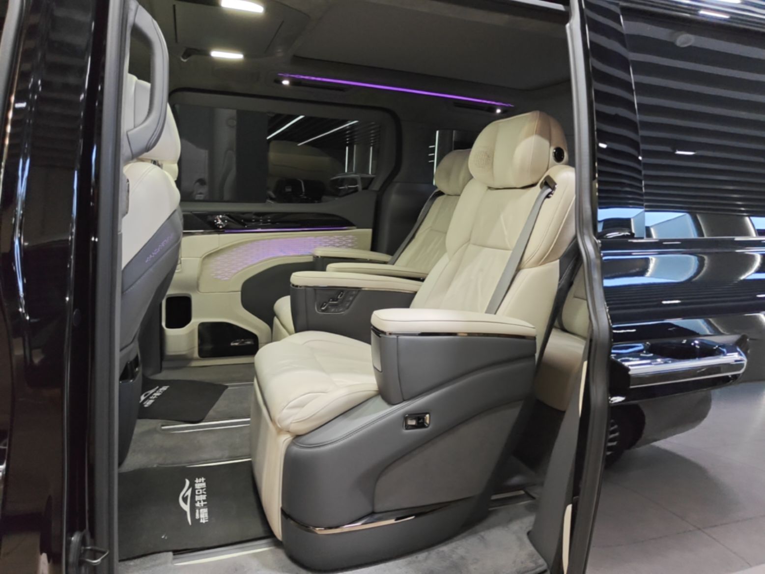 Zeekr 009 2024 7-Seater Walk-Through Version Four-Wheel Drive 108 kWh — снимка 20