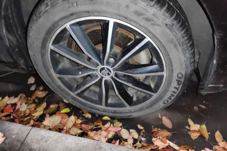 Used Skoda Octavia 2017 1.6L Automatic Smart Drive Edition Right Front Wheel Hub