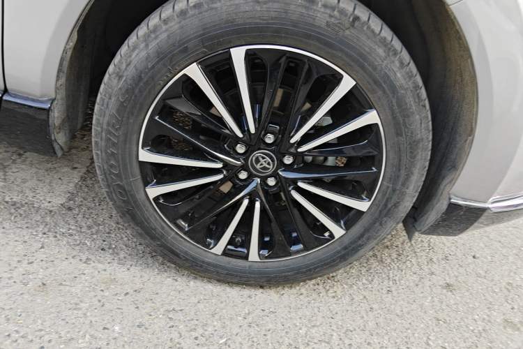 Used Toyota Venza 2022 Dual-Engine 2.5L CVT Two-Wheel Drive Prestige Edition Right Front Wheel Hub