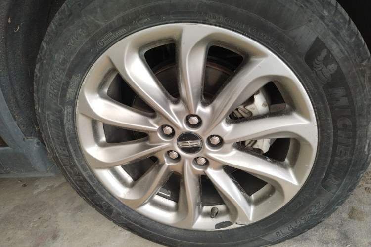 Used Lincoln Corsair 2021 2.0T Two-Wheel-Drive Luxury Edition Right Front Wheel Hub