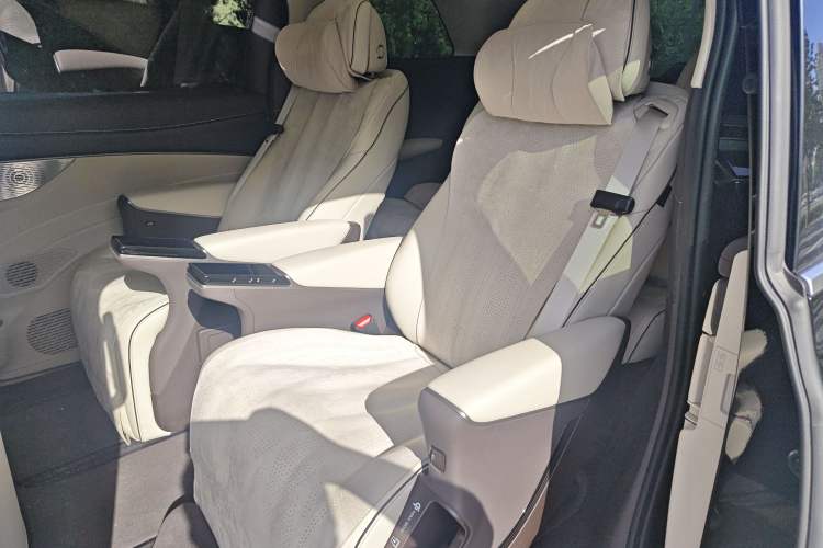 Used Denza D9 2024 DM-i 980 Four-Wheel Drive Prestige Model
