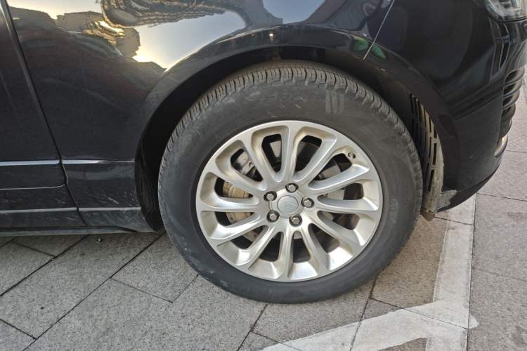 Used Land Rover Range 2019 3.0 SCV6 Legacy Edition Right Front Wheel Hub