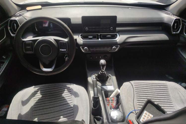 Used Great Wall King Kong Poer 2023 2.0T Manual Diesel Two-Wheel Drive Entrepreneurial Version with Long Flat Bed GW4D20M Center Console