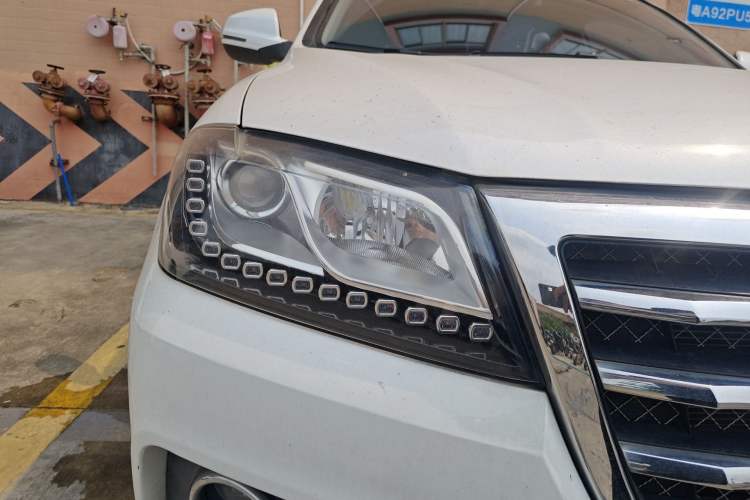 Used Haval H2 2016 Red Label 1.5T Automatic Two-Wheel Drive Elite Model Right Front Headlight