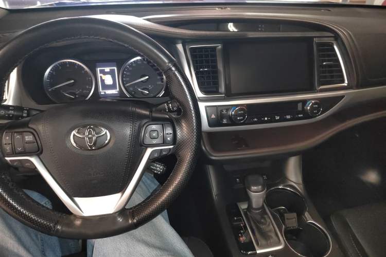 Used Toyota Highlander 2018 2.0T Four-Wheel Drive Prestige Version 7 Seats China V Emission Standard Center Console