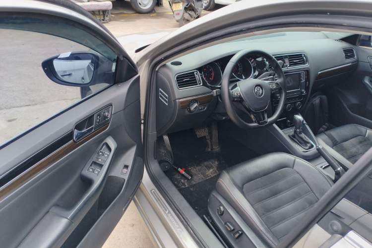 Used Volkswagen Sagitar 2017 230TSI Automatic Luxury Edition Driver Seat