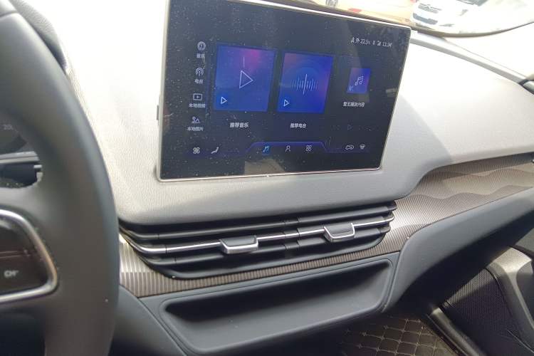 Used Hongqi E-QM5 2024 450km Range Commuter Version Audio And AC Panel