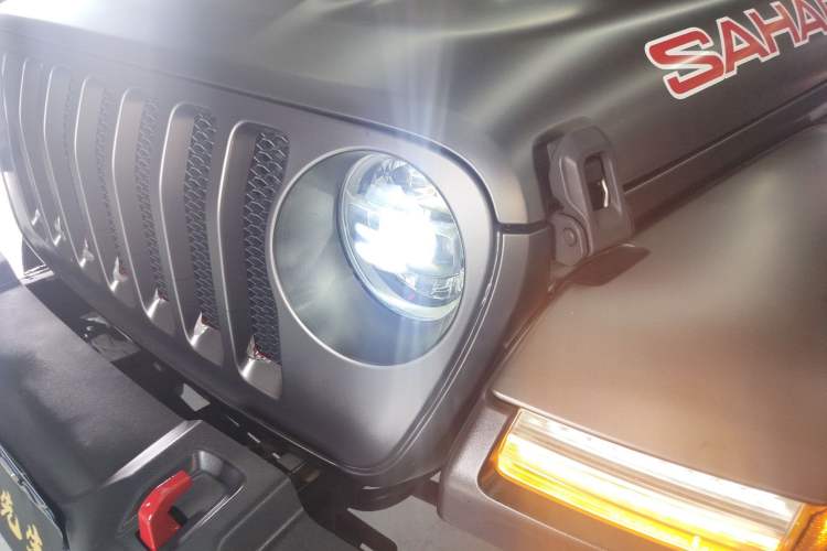 Used Jeep Wrangler 2019 2.0T Sahara Four-Door Version China VI Emission Standard Left Front Headlight