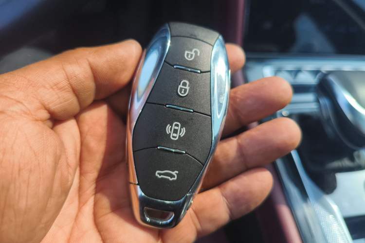 Used Hongqi H5 2024 2.0T Automatic Smart Connect Flagship Edition Vehicle Key