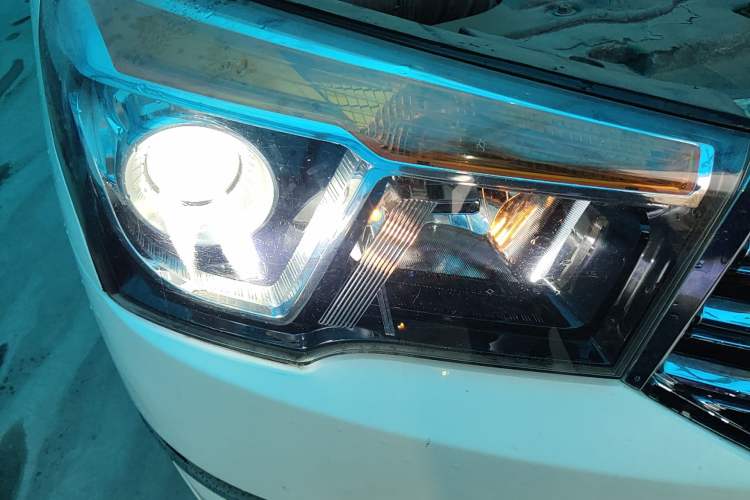 Used SsangYong Rodius 2014 2.0T Diesel 4x4 Luxury Navigation Edition Exterior 6