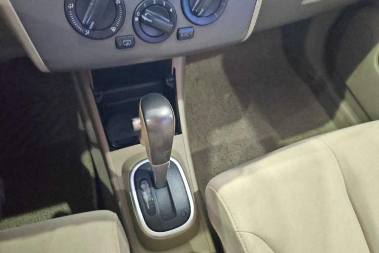Used Nissan Tiida Sedan 2008 1.6L Automatic Fashion Edition Gear Lever