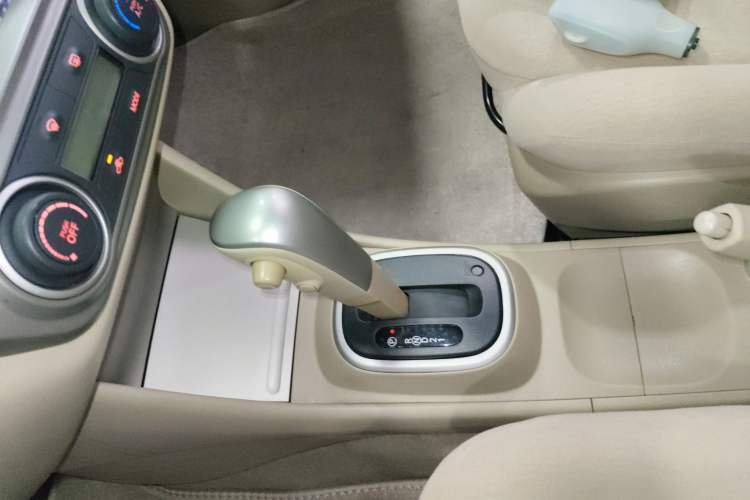 Used Nissan Sylphy 2012 Classic 1.6XE Automatic Comfort Edition Gear Lever