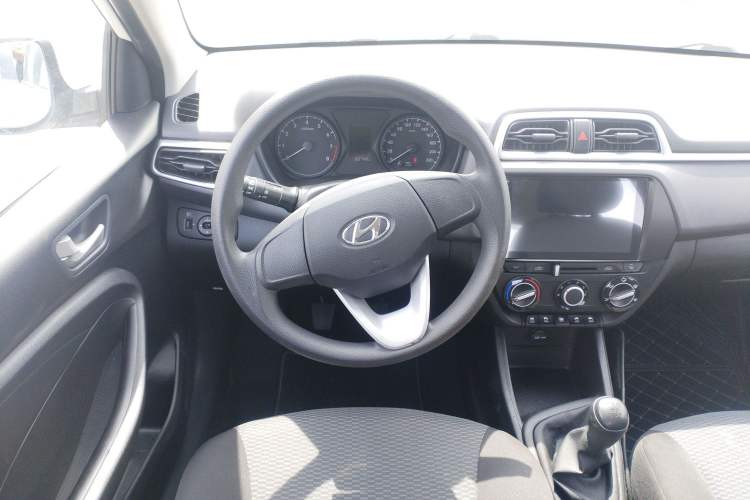 Used Hyundai Verna (older generation) 2017 1.4L Manual Refreshed Version China V Standard Steering Wheel