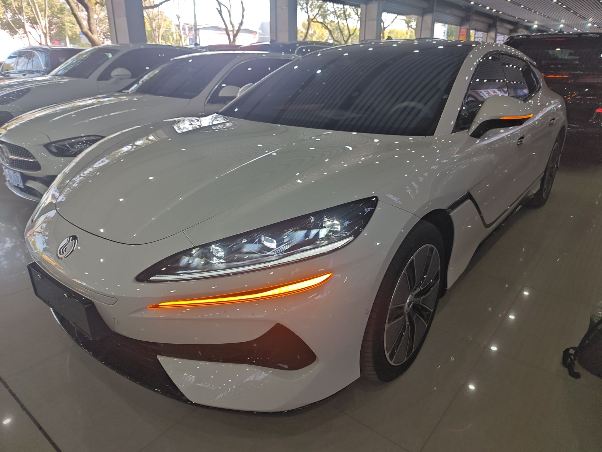 تحت مقدمة السيارة