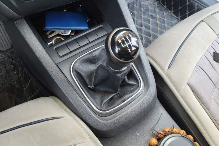 Used Volkswagen Sagitar 2014 1.6L Manual Comfort Model Gear Lever