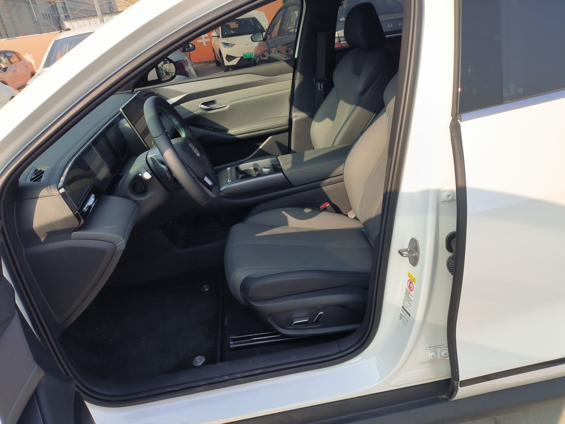 المقاعد الأمامية داخل السيارة