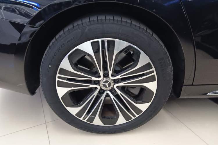 Used Mercedes-Benz E-Class New Energy 2024 E 350 e L Plug-in Hybrid Sedan Right Rear Wheel Hub