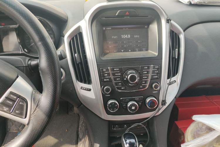 Used JMC Yusheng S350 2013 2.4T Automatic 2WD Diesel Luxury 7-Seater Audio And AC Panel